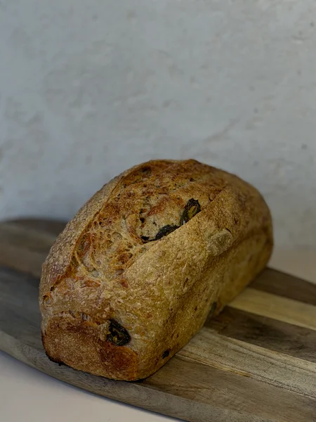 Chleb pszenny z jalapeño i cheddarem na zakwasie