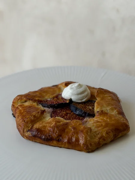 Galette z prażonym jabłkiem i kwaśną śmietaną 