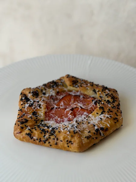 Galette z pomidorami, parmezanem i czarnuszką 